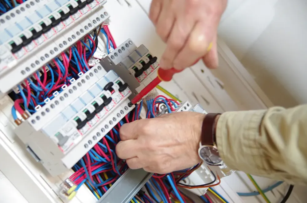 Électricien à Aubarède